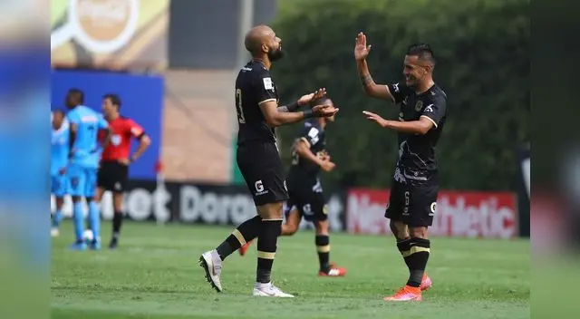 Felicitan a Erick Rossi por su gol, el tercero de Cusco FC ante Binacional.