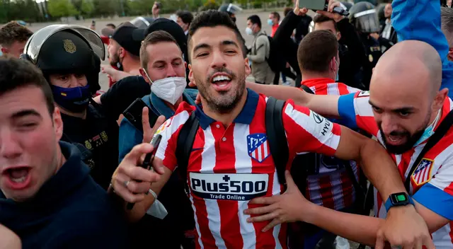 Luis Suárez celebró con los hinchas del Atlético de Madrid la obtención de LaLiga 2021. Luis Suárez celebró con los hinchas del Atlético de Madrid la obtención de LaLiga 2021.