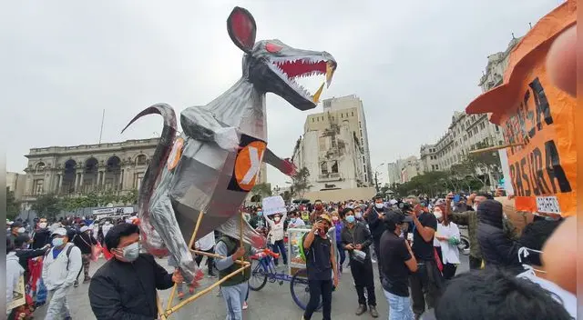 Colectivos se reúnen en Plaza San Martín en la Gran Marcha Nacional. Colectivos se reúnen en Plaza San Martín en la Gran Marcha Nacional.