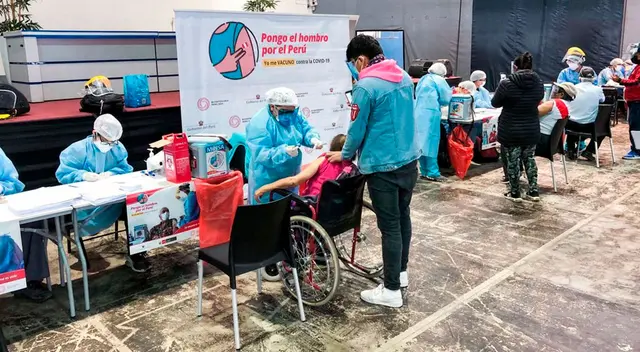 Muchos mostraron su emoción por recibir la primera dosis y agradecieron a las autoridades por la vacunación Muchos mostraron su emoción por recibir la primera dosis y agradecieron a las autoridades por la vacunación