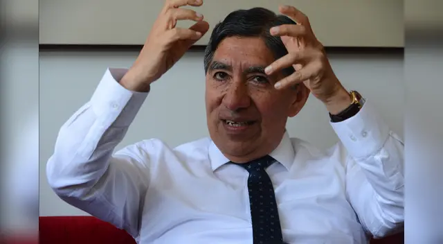 Avelino Guillén cuestiona el trato a los periodistas en el régimen de Alberto Fujimori.