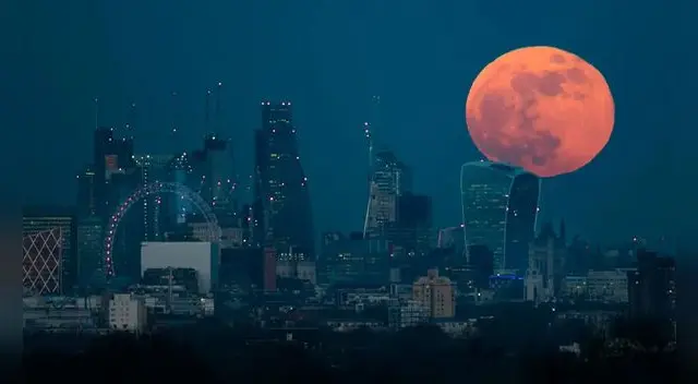 Una superluna de sangre sobre los edificios de Londres. Foto: London News Pictures