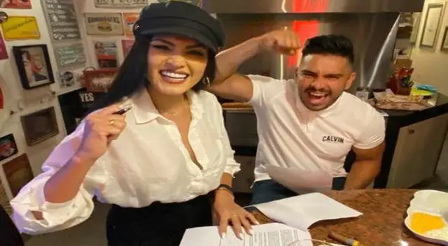 Disfrutan de su nueva camiseta. Disfrutan de su nueva camiseta.