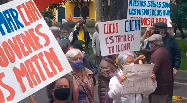 “No los maten”, “No están solos, escúchenlos”, fueron algunas de las arengas que entonaron los adultos mayores.