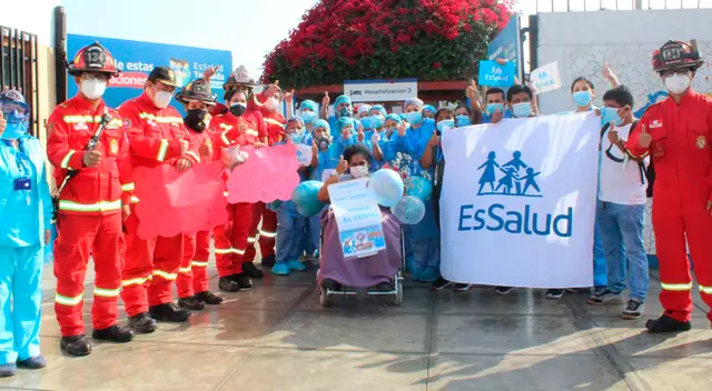 Hospital de EsSalud dio de alta a paciente COVID-19 del Cuerpo de Bomberos del Perú.