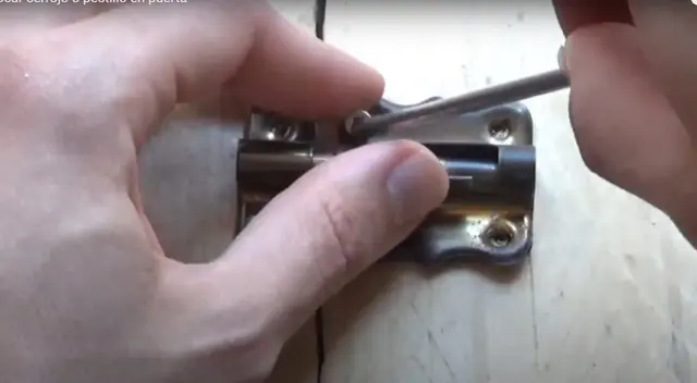 Enrosca bien los tornillos para que el cerrojo quede ajustado.