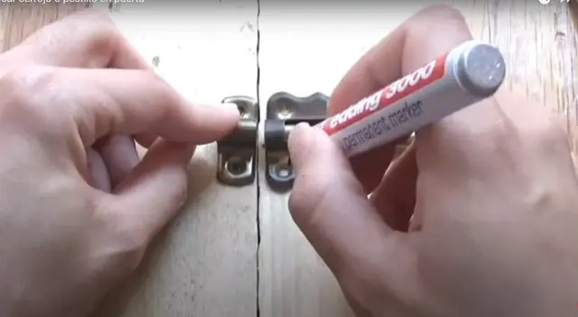 Marca los puntos en donde deberá hacer los agujeros para los tornillos.