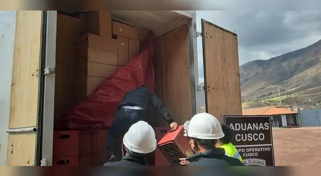 Cigarros camuflados en cajas de cervezas