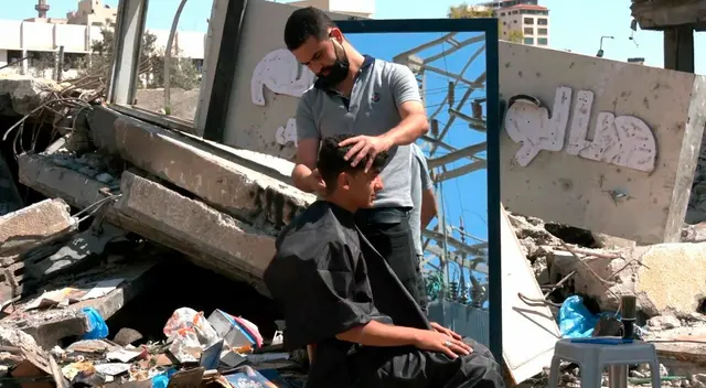 El joven de 30 años ha retomado su trabajo pese a la ruina.