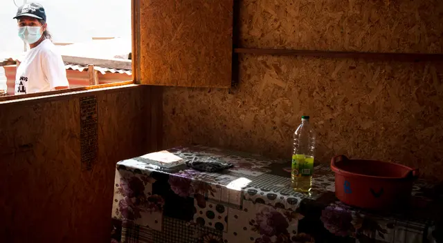 La pobreza pone en riesgo de padecer anemia, desnutrición, sobrepeso y obesidad a once millones de peruanos. La pobreza pone en riesgo de padecer anemia, desnutrición, sobrepeso y obesidad a once millones de peruanos.