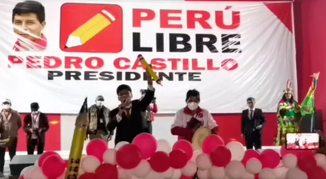 Pastor evangélico ora junto a Pedro Castillo en plena campaña proselitista. Pastor evangélico ora junto a Pedro Castillo en plena campaña proselitista.