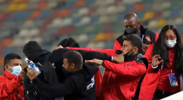 Jugadores del Melgar Bernardo Cuesta y Edgar Villamarín formaron parte de la pelea que se generó en las tribunas.