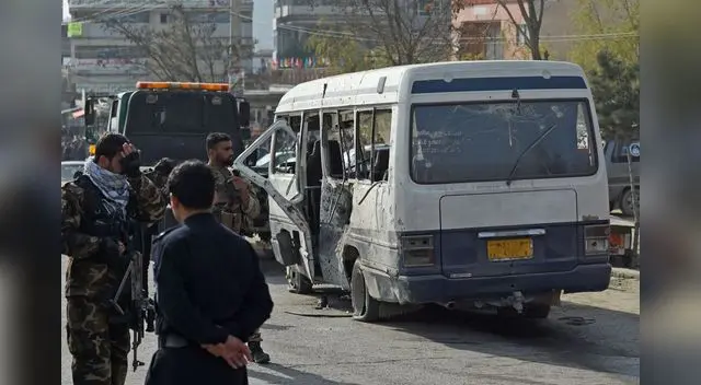 Atentado en Afganistán: al menos 4 muertos y 13 heridos en explosión de un autobús universitario. Atentado en Afganistán: al menos 4 muertos y 13 heridos en explosión de un autobús universitario.