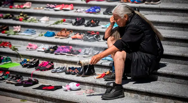 Un monumento en los escalones de la Galería de Arte de Vancouver rinde homenaje a los 215 niños. Un monumento en los escalones de la Galería de Arte de Vancouver rinde homenaje a los 215 niños.