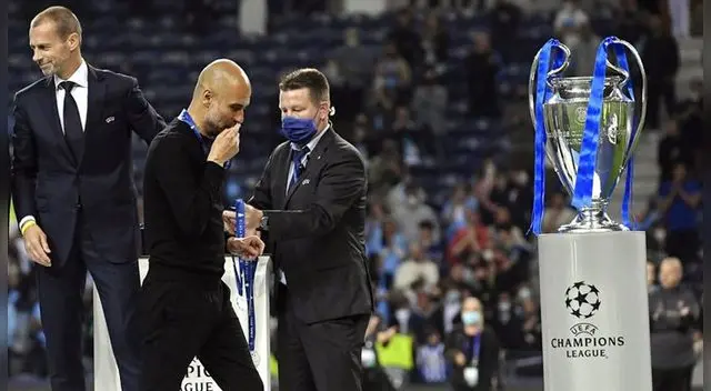 Guardiola besa la medalla de subcampeón de la Champions 2020-2021.