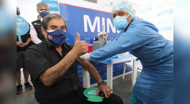 Ministro de Salud terminó de recibir sus dosis que lo tendrá protegido contra el COVID-19.