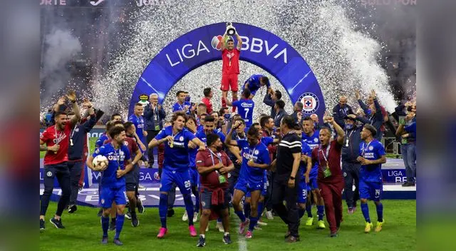 Juan Reynoso festejando con sus  jugadores el título del Clausura MX.