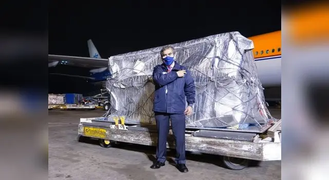 Ministro Óscar Ugarte recibe el lote de dosis que salvará vidas en el país.