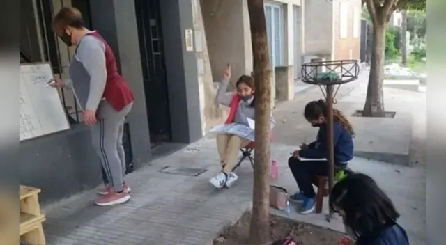 Argentina: Profesora da clases afuera de su vivienda y con un pizarrón prestado para niños durante pandemia Argentina: Profesora da clases afuera de su vivienda y con un pizarrón prestado para niños durante pandemia