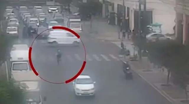 Uno de los delincuentes intentó negar su participación en el arrebato, pero ya había sido registrado por las cámaras de seguridad de la zona.