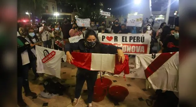 Manifestantes lavaron banderas en Chiclayo Manifestantes lavaron banderas en Chiclayo