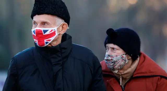 Ciudadanos dando un paseo por los jardines del palacio de Kensington en Londres, Reino Unido.