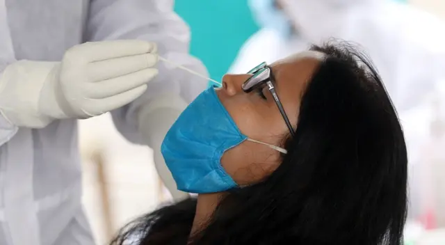 Los anticuerpos no determinan la presencia del virus, sino la respuesta inmunológica de nuestro cuerpo. Los anticuerpos no determinan la presencia del virus, sino la respuesta inmunológica de nuestro cuerpo.