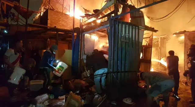 Incendio consume centro comercial del Rímac. Bomberos se encuentran en el lugar atendiendo la emergencia.