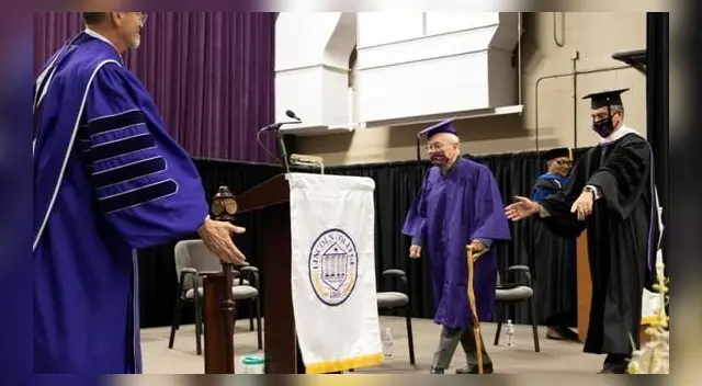 EE. UU.: hombre de 97 años que dejó sus estudios para servir en la Segunda Guerra Mundial logra graduarse. EE. UU.: hombre de 97 años que dejó sus estudios para servir en la Segunda Guerra Mundial logra graduarse.