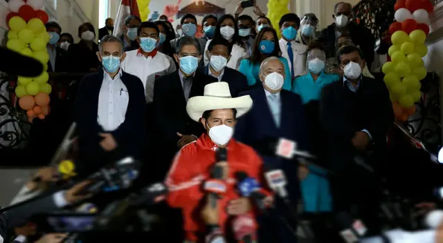 Pedro Castillo junto a su equipo técnico. Pedro Castillo junto a su equipo técnico.