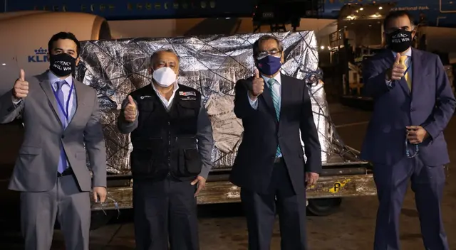 Ministros de Transporte y Salud supervisaron el arribo de las vacunas Pfizer.