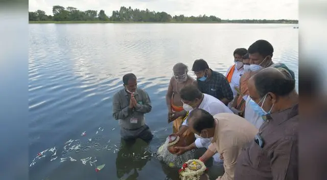 En la aldea de Belakavadi, a unos 125 km de Bangalore, la orilla del río aparecía engalanada con flores rojas y guirlandas de caléndulas amarillas. En la aldea de Belakavadi, a unos 125 km de Bangalore, la orilla del río aparecía engalanada con flores rojas y guirlandas de caléndulas amarillas.
