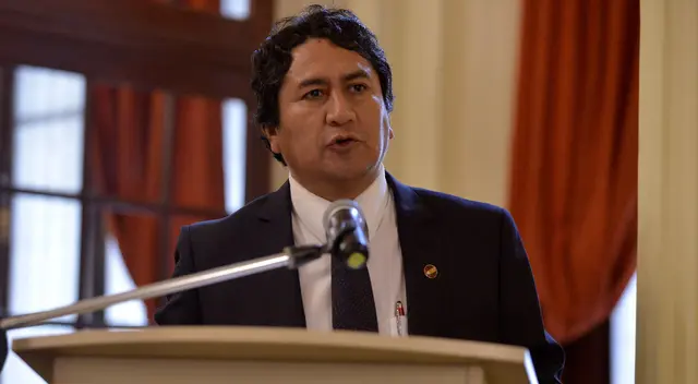 Vladimir Cerrón fue Gobernador Regional de Junín entre 2011 y 2014, y volvió a ser elegido para el periodo 2019-2022. Vladimir Cerrón fue Gobernador Regional de Junín entre 2011 y 2014, y volvió a ser elegido para el periodo 2019-2022.