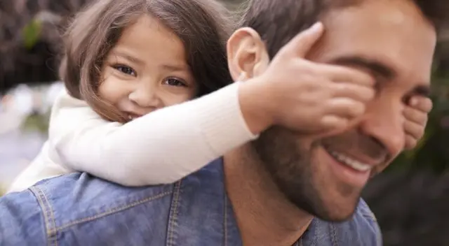 Regálale algo que venga del corazón como una frase bonita.