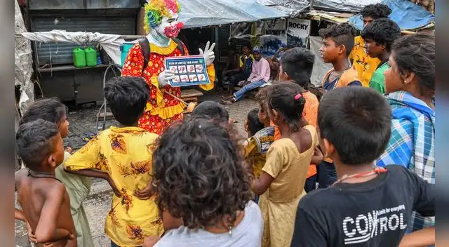“Los agentes municipales llevan un equipo de protección que asusta a los habitantes de los barrios más pobres, especialmente a los niños”, explica Kurmi a la AFP. “Los agentes municipales llevan un equipo de protección que asusta a los habitantes de los barrios más pobres, especialmente a los niños”, explica Kurmi a la AFP.