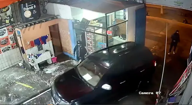 Ladrones se llevaron camioneta de Car Wash.