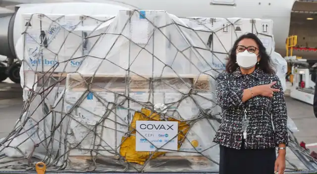 Lote de 242 mil vacunas de Pfizer arribó esta tarde en Perú. Premier Violeta Bermúdez supervisó las dosis.