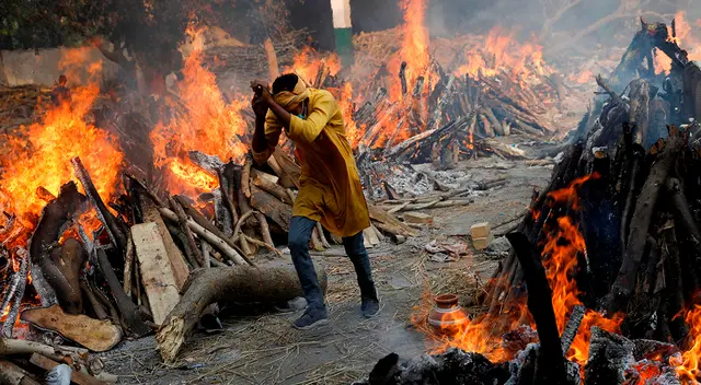 Chandan Nimje se ofreció como voluntario para ayudar a cremar a los fallecidos por COVID-19. Chandan Nimje se ofreció como voluntario para ayudar a cremar a los fallecidos por COVID-19.