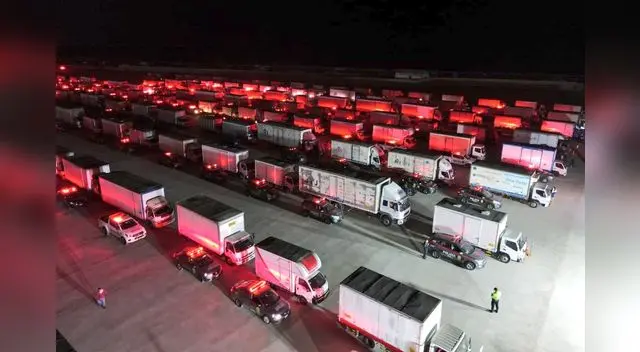 Son 200 camiones que trasladan el material electoral a los locales de votación.