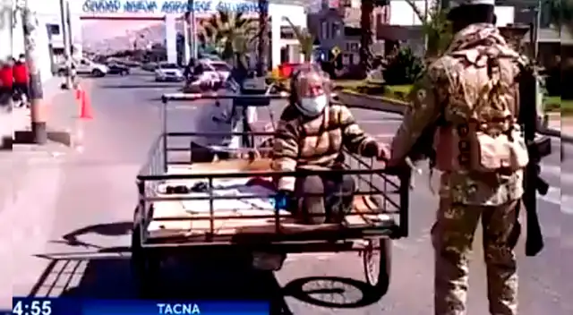 Los adultos mayores contaron con la ayuda de la Policía Nacional del Perú.