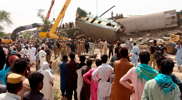 Pakistán: miles de personas llegan al lugar para reconocer los cadáveres. Pakistán: miles de personas llegan al lugar para reconocer los cadáveres.