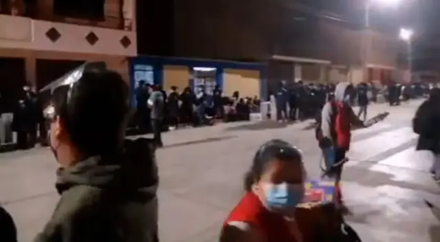 Gran cantidad de trabajadores del organismo electoral esperaron hasta altas horas de la noche para entregar los primeros resultados de la segunda vuelta electoral. Gran cantidad de trabajadores del organismo electoral esperaron hasta altas horas de la noche para entregar los primeros resultados de la segunda vuelta electoral.