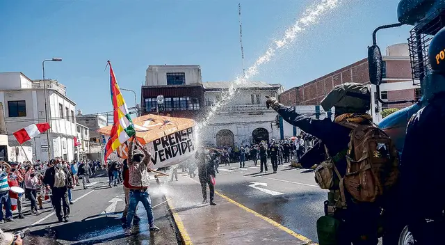 PNP tuvo que usar el 'rochabus' para desplegar a los manifestantes de Perú Libre. PNP tuvo que usar el 'rochabus' para desplegar a los manifestantes de Perú Libre.