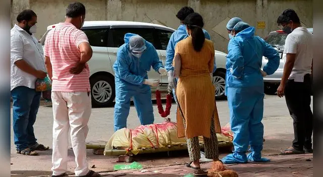 Las autoridades sanitarias informaron este jueves que la India ha registrado un nuevo récord en el número de decesos diarios con 6.148 fallecidos por el SARS-CoV-2.