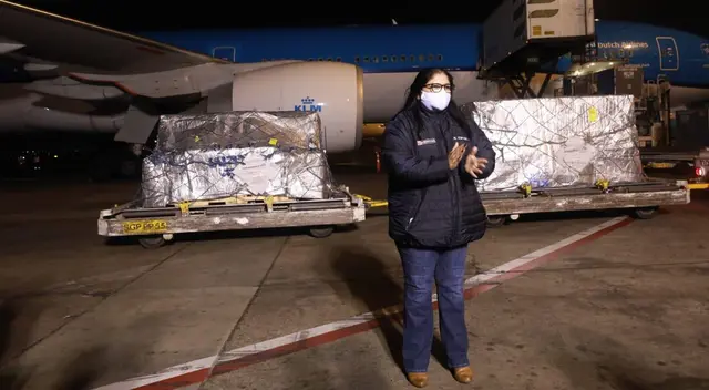 La titular del Ministerio de Defensa, Nuria Esparch, supervisó el arribo de las vacunas.