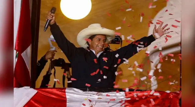 El candidato presidencial de izquierda Pedro Castillo, de Perú Libre, saluda a los partidarios desde el balcón de la sede de su partido en Lima.
