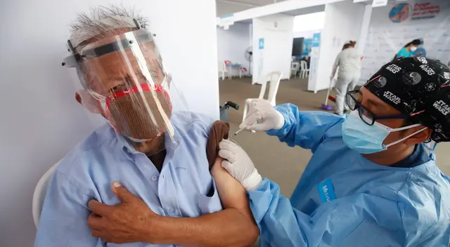 Continúa el proceso de vacunación a adultos mayores