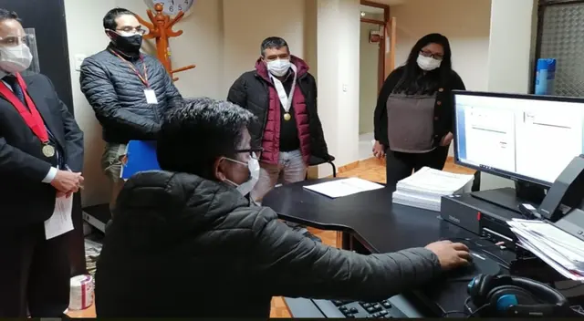 Un equipo contralor de la Odecma de la Corte de Huancavelica acudió al despacho del juez Alain Salas Cornejo Un equipo contralor de la Odecma de la Corte de Huancavelica acudió al despacho del juez Alain Salas Cornejo