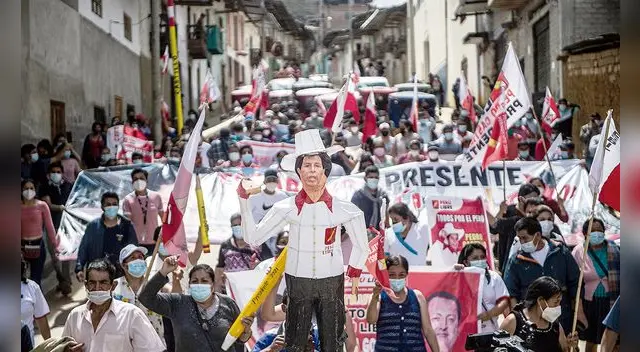 Tacabamba. Seguidores de Castillo marchan en defensa de los votos a favor de Perú Libre.