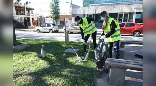 Argentina: sancionan a ciudadanos obligándolos a barrer las calles por acudir a fiestas COVID en pandemia.